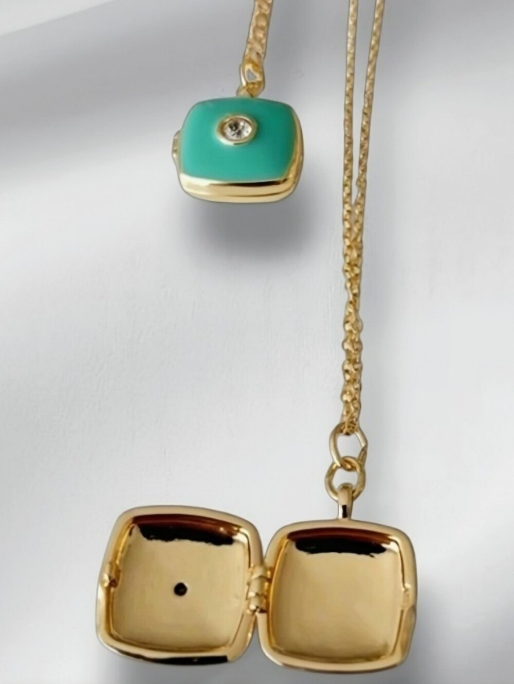Square green drip oil .8"x.8" locket on a 17.8" chain with a 2" extender; NWOT